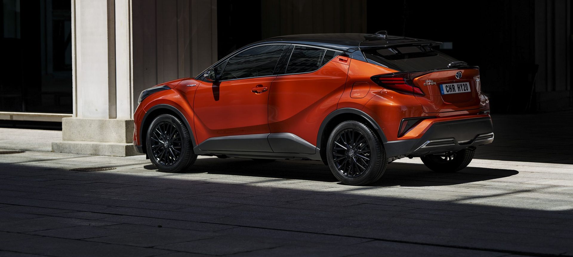 nowa-toyota-c-hr-debiutuje-w-polskich-salonach-znamy-cen-motocaina-pl